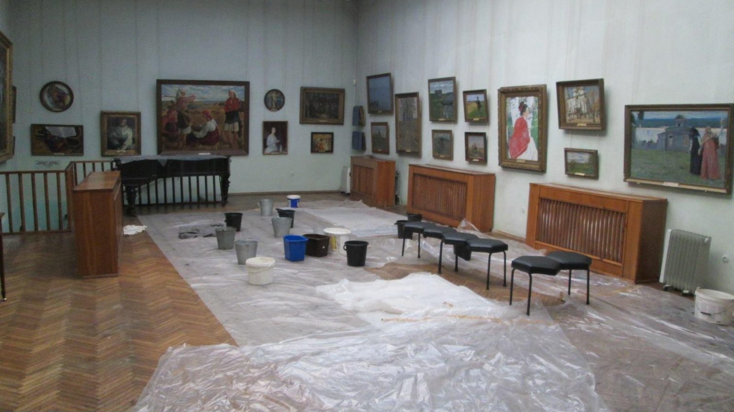 В залах Одесского художественного музея температура чуть выше 10 градусов, с потолков течет вода (фото) «фото»