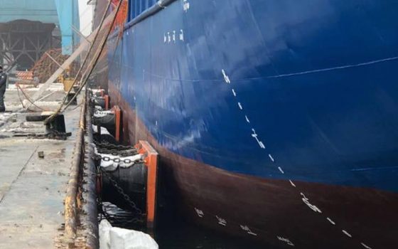 В Южном судно превысило скорость и врезалось в причал «фото»