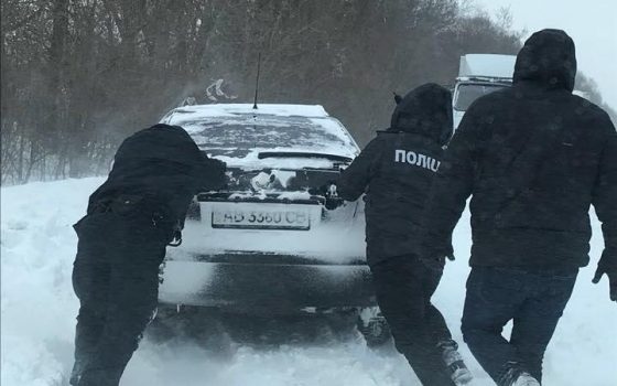 Полицейские в Одесской области ночью достали из снега 9 автобусов, 5 “скорых” и спасли 10 человек (фото) «фото»