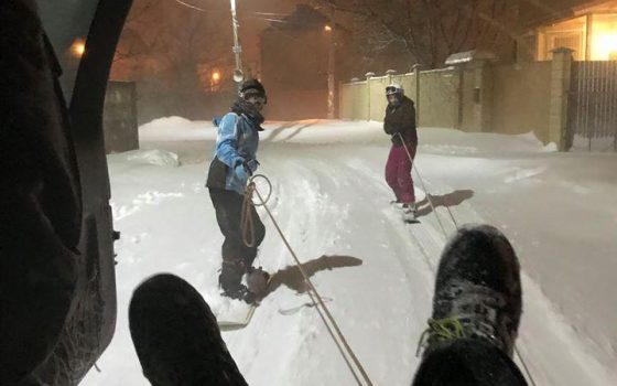 Одесские экстремалы прокатились на сноубордах по заснеженному городу (видео) «фото»