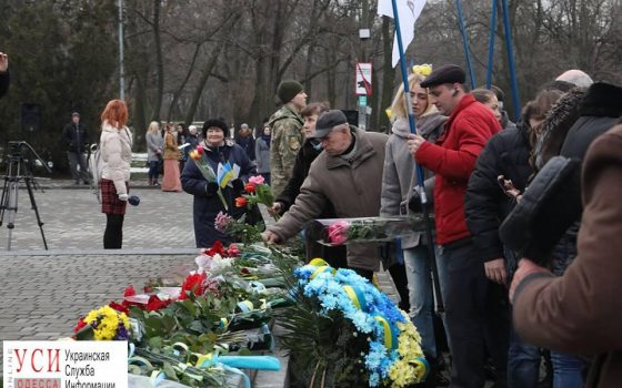 В честь дня рождения к памятнику Шевченко возложили цветы (фоторепортаж) «фото»