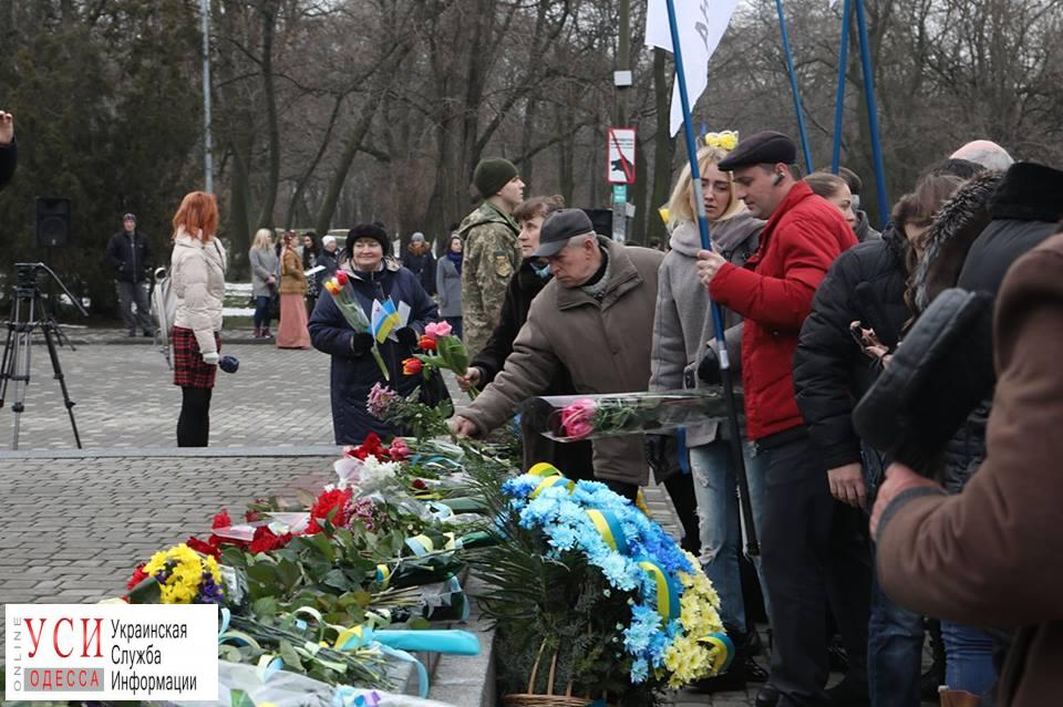 В честь дня рождения к памятнику Шевченко возложили цветы (фоторепортаж) «фото»