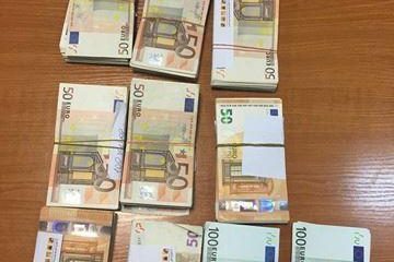 У пассажира авиарейса Варшава — Одесса изъяли крупную сумму в евро (фото) «фото»