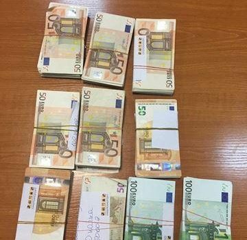 У пассажира авиарейса Варшава — Одесса изъяли крупную сумму в евро (фото) «фото»