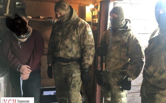 В Черноморске переселенец прятал в гараже арсенал оружия (фото) «фото»