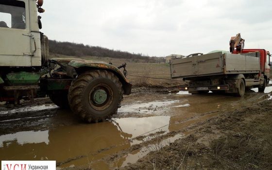 В Одесской области машина увязла в трясине на дороге государственного значения (фото) «фото»