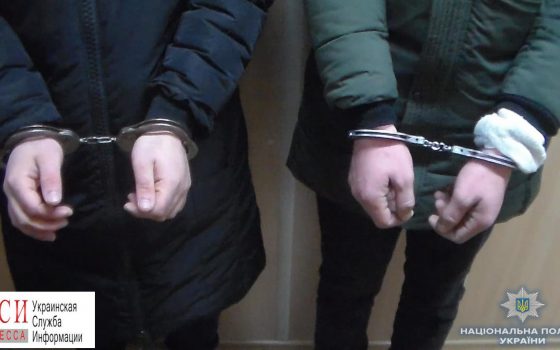 Полицейские задержали пятерых мужчин, ограбивших и избивших одессита в его же машине (фото) «фото»