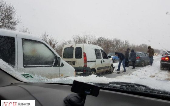 Масштабная пробка образовалась после ДТП на дороге под Одессой (фото) «фото»