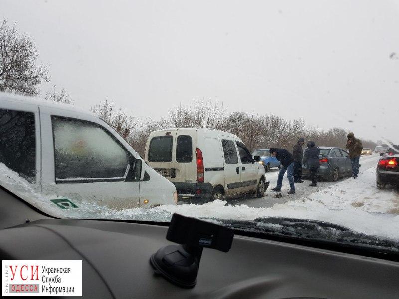 Масштабная пробка образовалась после ДТП на дороге под Одессой (фото) «фото»