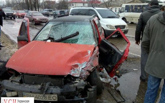 На Николаевской дороге авария: пострадала девушка (фото) «фото»