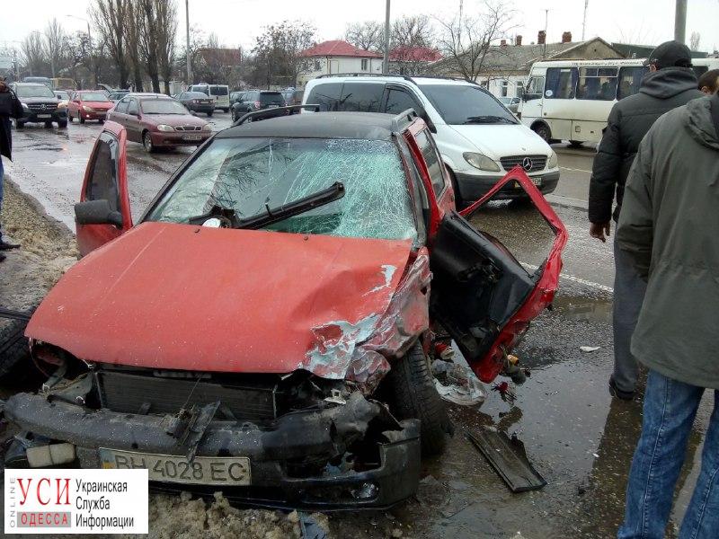 На Николаевской дороге авария: пострадала девушка (фото) «фото»