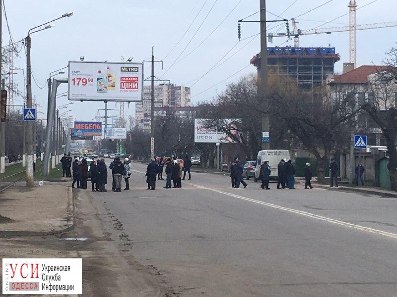 Жители Таирова 12 часов перекрывают Люстдорфскую из-за конфликта вокруг стоянки (фото) «фото»