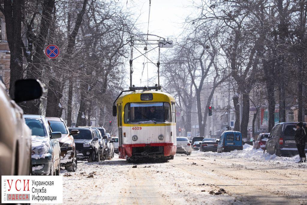 Патрульные обещают эвакуировать машины, которые мешают проезду трамваев «фото»
