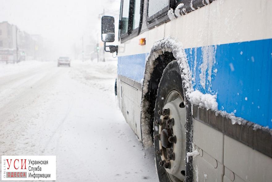 Из-за снега на киевской трассе застряли два автобуса с детьми «фото»