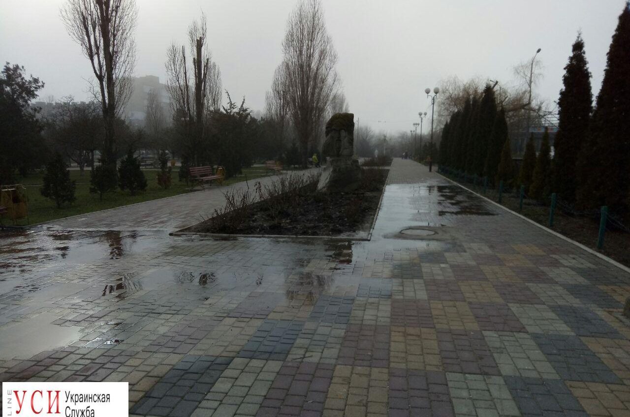 Потоп в Черноморске: воду с катка сливают на парковую аллею (фотофакт) «фото»