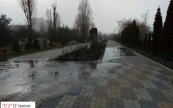 Потоп в Черноморске: воду с катка сливают на парковую аллею (фотофакт) «фото»