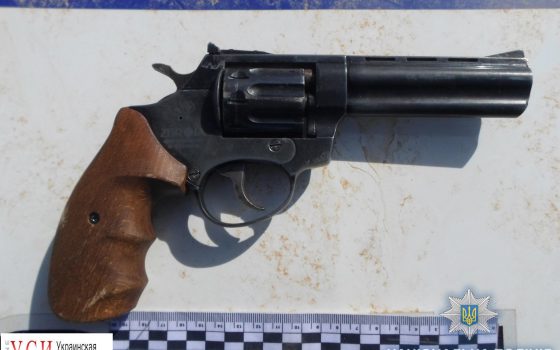 В Измаиле мужчина ходил по улице с револьвером (фото) «фото»