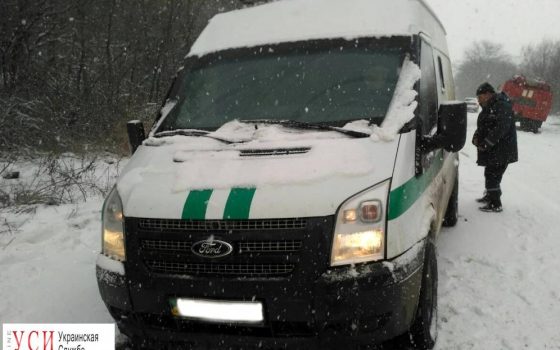 Инкассаторы с большой суммой денег застряли в снегу в Одесской области (фото) «фото»