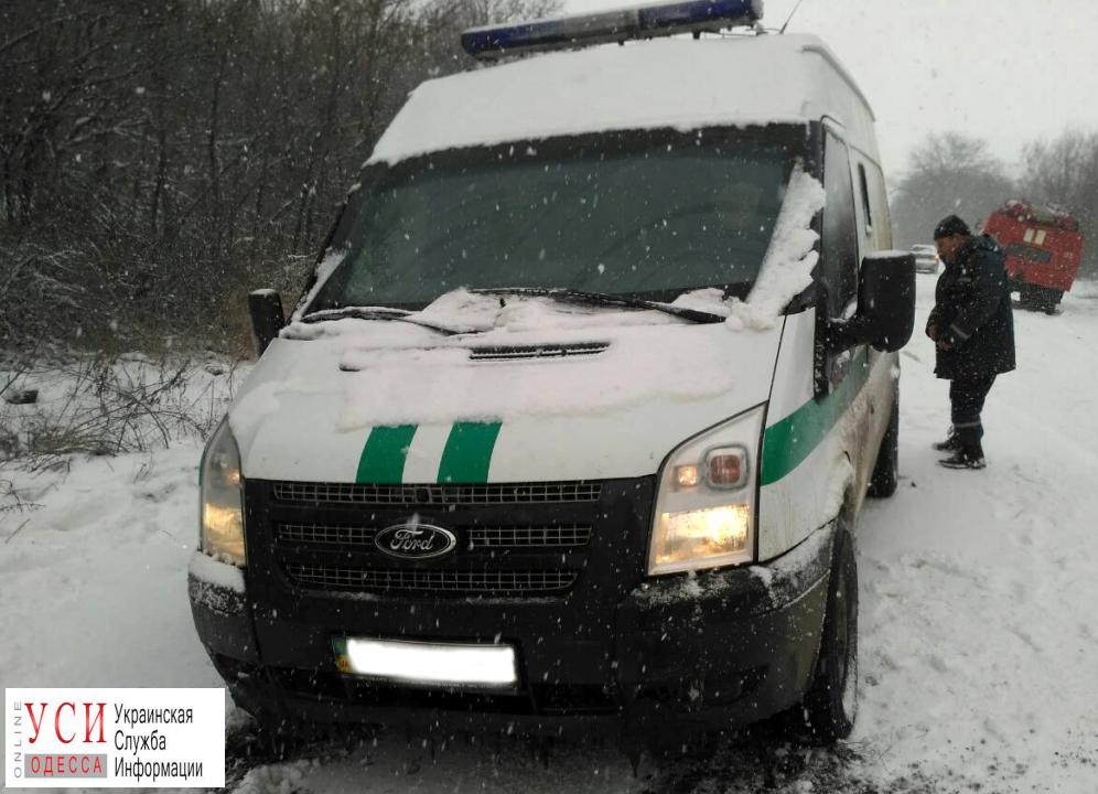 Инкассаторы с большой суммой денег застряли в снегу в Одесской области (фото) «фото»