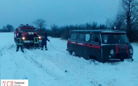 Под Одессой в снегу застряла “скорая” с годовалым ребенком (фото) «фото»