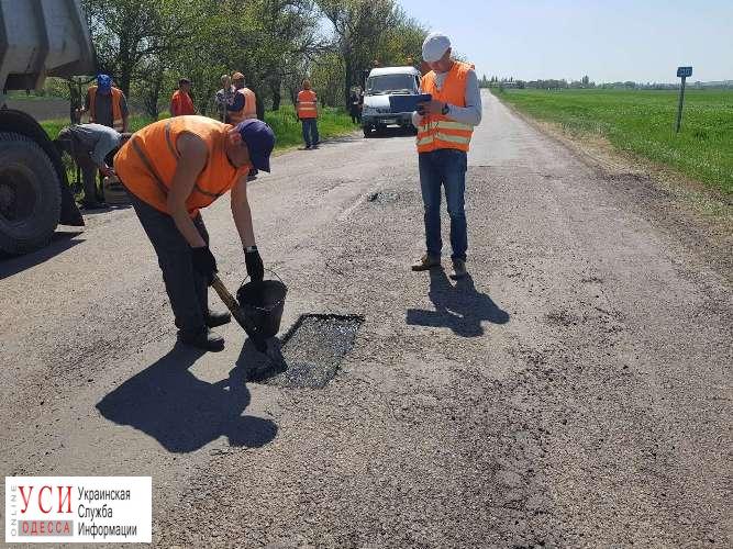 В Саратском районе латают дыры на дороге к Молдове (фото) «фото»