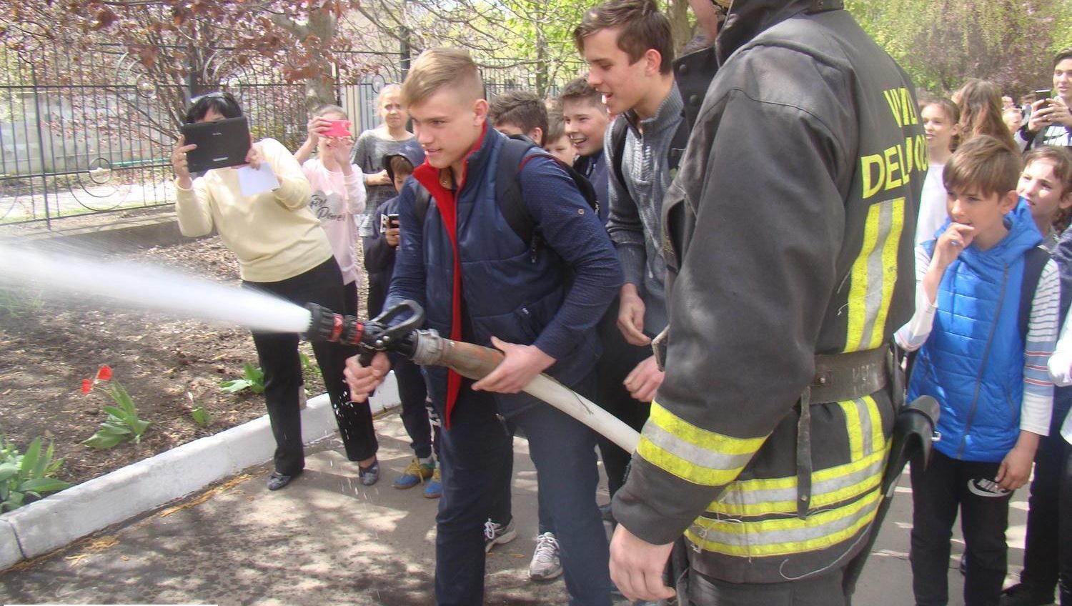 В Раздельнянской школе учились тушить пожар: эвакуировали учеников и проверили работу брандспойтов (фото) «фото»
