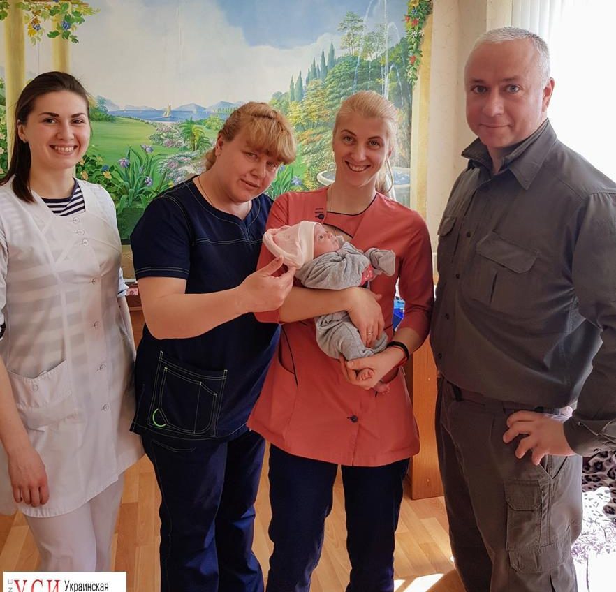 В Одессе спасли недоношенного ребенка, которого бросила мать, и теперь ищут ему родителей (фото) «фото»