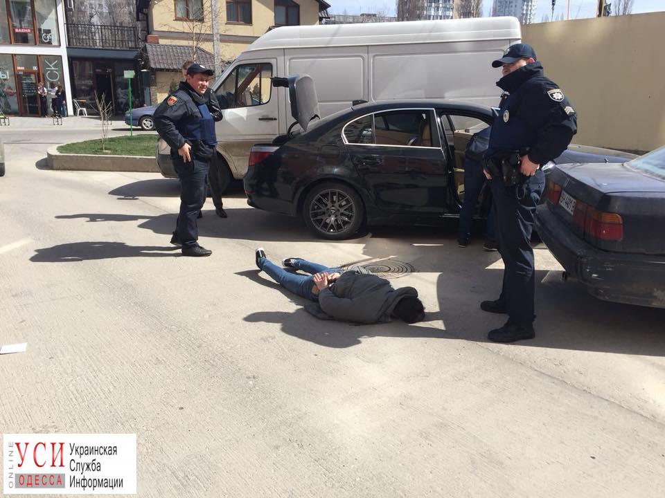 В Одессе задержали двух иностранцев с 10 килограммами конопли закатанной в банки (фото) «фото»
