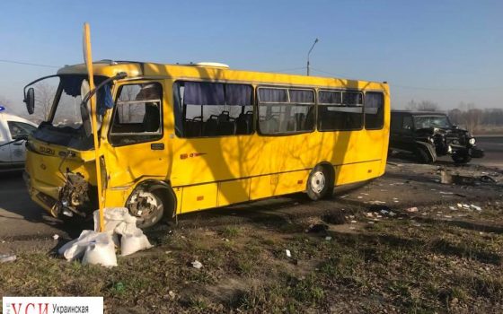 На трассе Одесса — Киев столкнулись внедорожник и маршрутка: есть пострадавшие (фото) «фото»