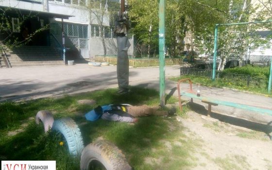 На Фонтане во дворе обнаружили труп: подозревают отравление алкоголем «фото»