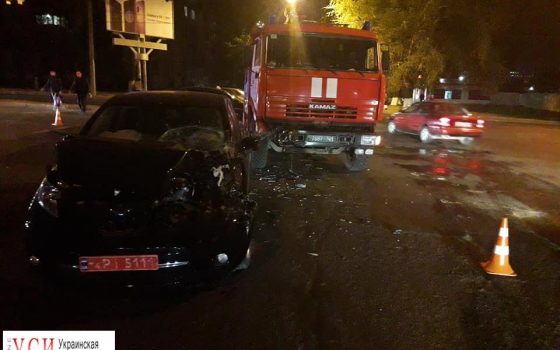 На Таирова легковая машина врезалась в пожарную: водитель сбежал (фото) «фото»
