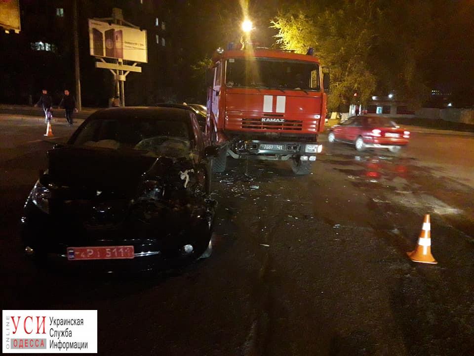 На Таирова легковая машина врезалась в пожарную: водитель сбежал (фото) «фото»