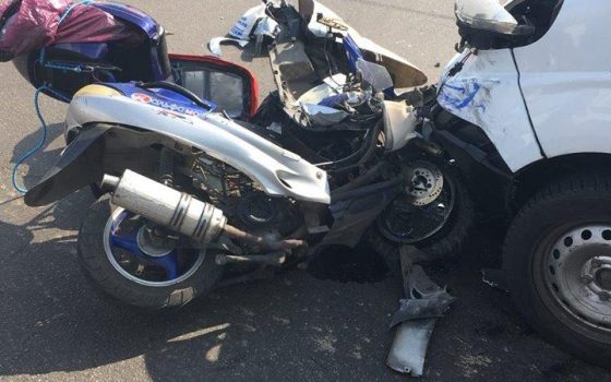 На поселке Котовского микроавтобус сбил мопед (фото) «фото»