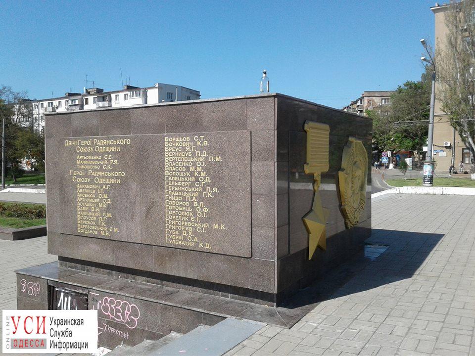 В Одессе вандалы изрисовали памятник “Крылья победы” (фото) «фото»