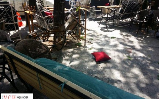 На Дерибасовской мужчина упал с 4-го этажа на летнюю площадку кафе (фото) «фото»