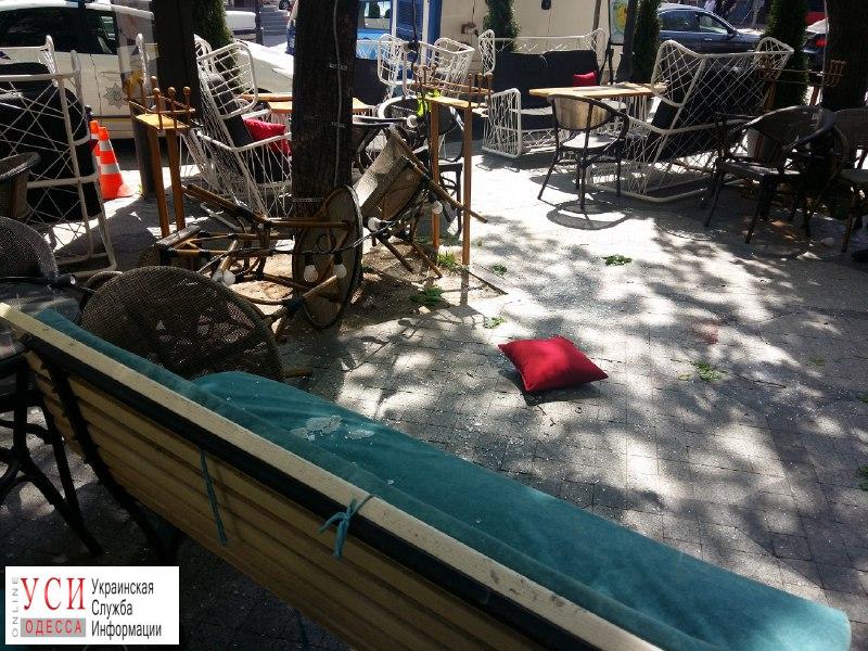 На Дерибасовской мужчина упал с 4-го этажа на летнюю площадку кафе (фото) «фото»