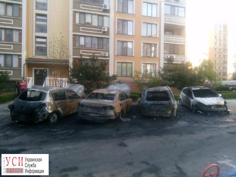 У парка Победы ночью сгорело четыре машины (фото, видео) ОБНОВЛЕНО «фото»
