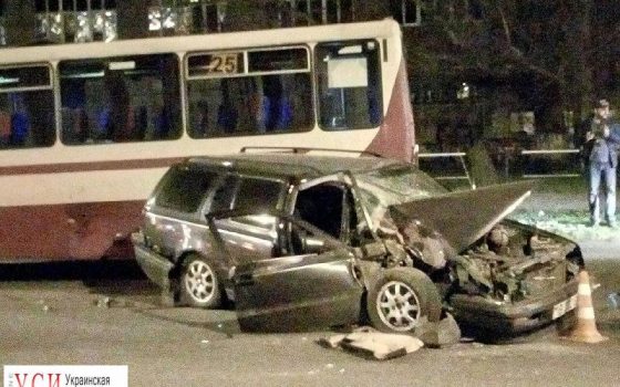 На Комарова машина на приднестровских номерах врезалась в маршрутку и скорую: водитель пытался убежать (фото) «фото»