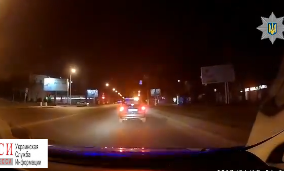 Патрульные задержали пьяного экс-охранника, который угнал машину с мигалками (видео) «фото»