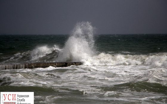 Нешуточное море: одесское побережье накрыл апрельский шторм (фоторепортаж) «фото»