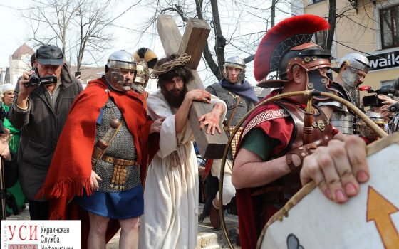 Масштабная реконструкция: Христос пронес свой крест по Дерибасовской (фоторепортаж) «фото»