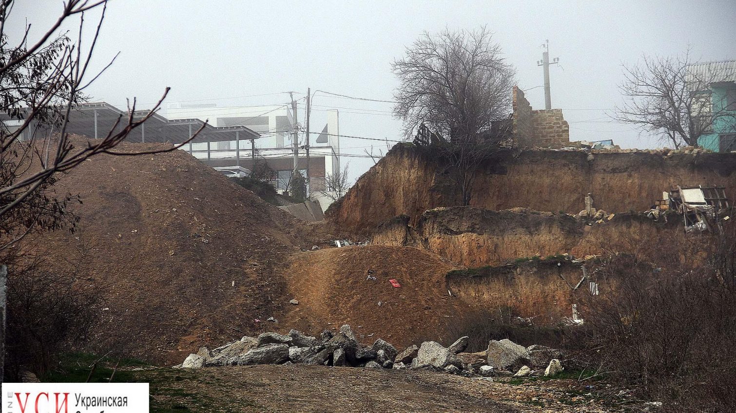 Оползни в Черноморске: за зиму курени сползли в море, на пляже строят бетонные укрепления (фоторепортаж) «фото»