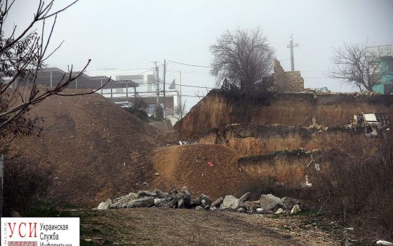 Оползни в Черноморске: за зиму курени сползли в море, на пляже строят бетонные укрепления (фоторепортаж) «фото»