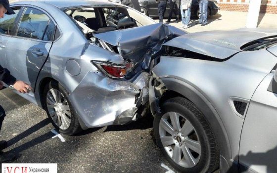 Возле “зебры” на Николаевской дороге собрался “паровозик” из трех столкнувшихся автомобилей (фото) «фото»