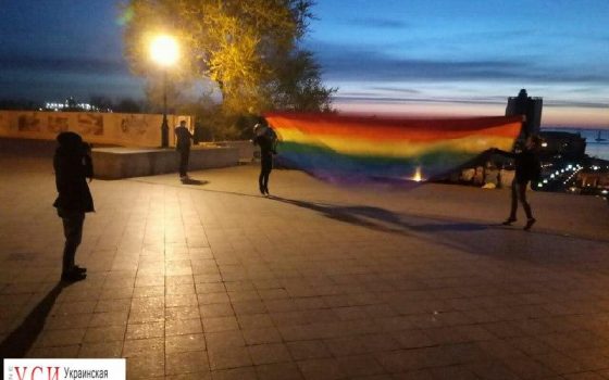 ЛГБТ-активисты растянули большой радужный флаг на Приморском бульваре (фото) «фото»