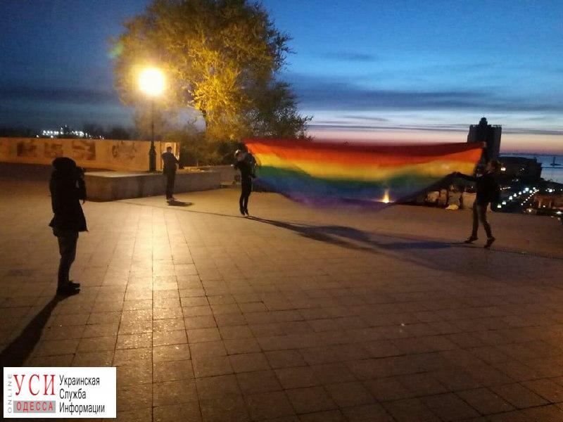 ЛГБТ-активисты растянули большой радужный флаг на Приморском бульваре (фото) «фото»