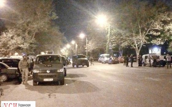 У парка Горького перекрыли дорогу и стянулись броневики силовиков (фото) «фото»