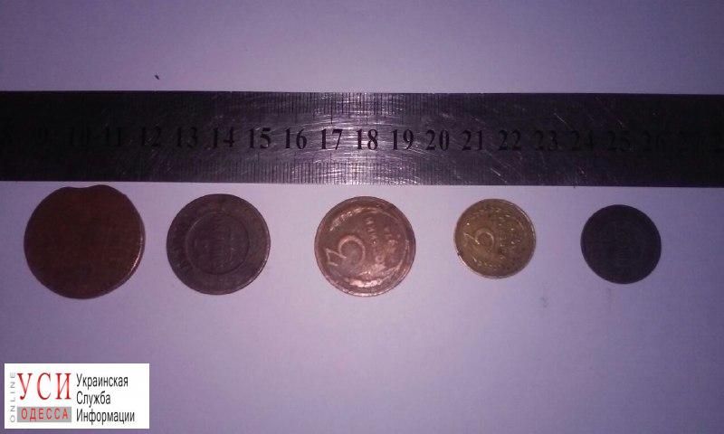 Одесские пограничники задержали молдованина со старинными монетами (фото) «фото»