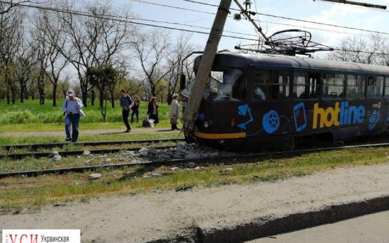 На поселке Котовского трамвай сошел с рельсов и врезался в столб (фото) «фото»