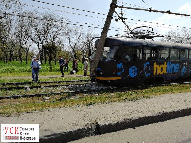 На поселке Котовского трамвай сошел с рельсов и врезался в столб (фото) «фото»